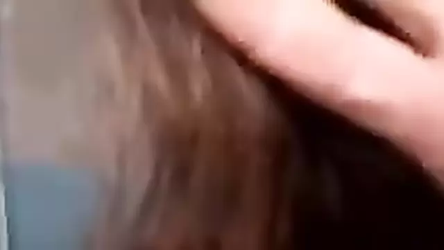 Снимает на камеру красивую киргизскую девушку