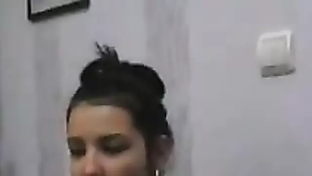 Опьяневшая киргизка показала другу попку
